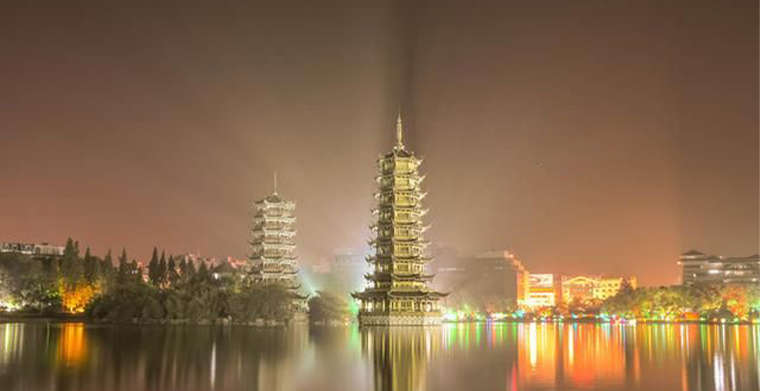 金銀閃爍，日月同輝，桂林日月雙塔夜景亮化賞析